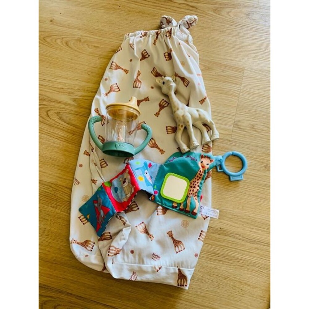 set SOPHIE THE GIRAFFE waterproof bag + baby cup + toy + fabric book